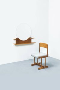 PRODUZIONE ITALIANA - Mensola in legno con specchio ad incastro  sedia con struttura in legno imbottitura rivestita in skai. Anni '60  [..]