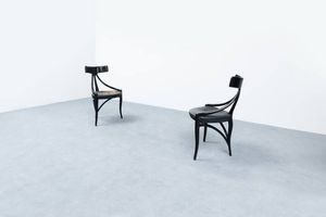 BRUNATI / MENDINI - Coppia di sedie in legno ebanizzato  seduta in pelle. Un modello simile  stato presentato al Concorso Nazionale  [..]