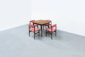 CAMPO & GRAFFI - Tavolo allungabile in legno; quattro sedie con struttura in legno  sedili e schienali imbottiti rivestiti in tessuto.  [..]