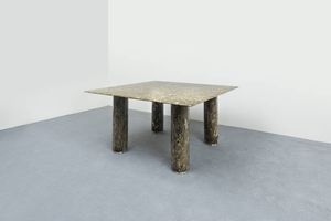 PRODUZIONE ITALIANA - Grande tavolo in marmo  sostegni in marmo tornito  piano in marmo  particolari in metallo. Anni '70 cm 70x140x [..]