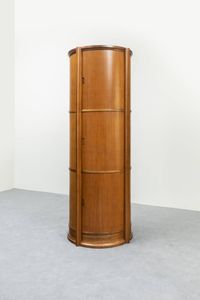 PRODUZIONE ITALIANA - Mobile contenitore in legno di forma cilindrica con antine scorrevoli. Anni '60 cm 188x72