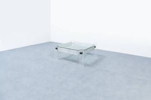 LORENZO BURCHIELLARO - Tavolino da soggiorno con struttura in fusione di alluminio  gambe in plexiglass  piano in vetro. Anni '70/'80  [..]
