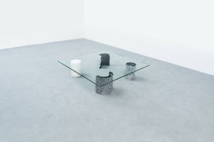CASIGLIANI - Tavolino con elementi in marmo a forme geometriche piano in vetro. Anni '70  cm 25x100x100