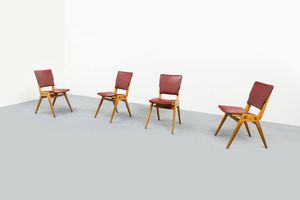 SCUOLA TORINESE - Quattro sedie in legno chiaro  sedute e schienali imbottiti rivestiti in skai. Anni '50 cm 83x41x53