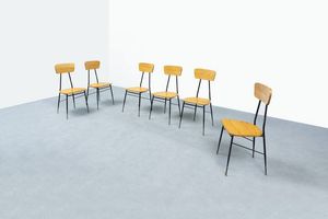 PRODUZIONE ITALIANA - Sei sedie con struttura in tondino di metallo verniciato  sedute e schienali in legno  puntali in ottone. Anni  [..]