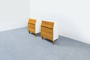 PRODUZIONE ITALIANA - Coppia di mobili contenitori con antina a ribalta in legno naturale e legno verniciato. Anni '50 cm 112x80x50