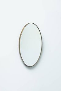PRODUZIONE ITALIANA - Specchio di forma ovale con bordo in ottone. Anni '50 cm 61x40