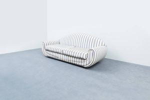 PRODUZIONE ITALIANA - Grande divano con imbottitura rivestita in tessuto  gambe in legno. Anni '50 cm 90x96x215