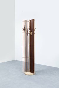 LA PERMANENTE MOBILI CANTU' - Appendiabiti girevole composto da listelli di legno  particolari in ottone  base in marmo. Anni '60 h cm 183
