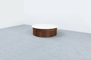 PRODUZIONE ITALIANA - Grande tavolo basso con struttura in legno  fronte a quattro cassetti  piano in marmo. Anni '50 cm 36x114