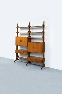 PRODUZIONE ITALIANA - Libreria modulare con struttura in legno e particolari in ottone. Anni '60  cm 221x170x44