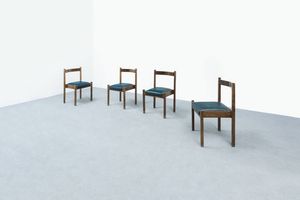 I.S.A - Quattro sedie con struttura in legno  sedute imbottite rivestite in skai. Anni '50 cm 78x45x50