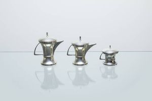 PRODUZIONE ITALIANA - Set in argento composto da caffettiera  teiera e zuccheriera. Anni '50 Misure diverse