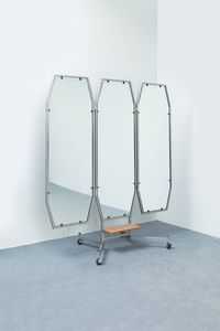 PRODUZIONE ITALIANA - Specchiera composta da tre specchi  cornice e struttura in metallo. Anni '50 cm 181x165
