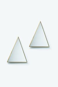 PRODUZIONE ITALIANA - Coppia di specchiere a forma triangolare con bordo in ottone. Anni '60 cm 90x80