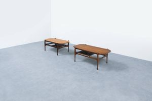 PRODUZIONE ITALIANA - Coppia di tavolini in legni di varie essenze. Anni '50 cm 42x100x51