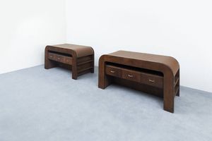 PRODUZIONE ITALIANA - Coppia di mobili contenitori da centro  struttura in legno  piano in pelle e particolari in ottone. Anni '60 cm  [..]