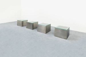 PRODUZIONE ITALIANA - Quattro tavolini con struttura in acciaio e piani in vetro. Anni '80 cm 35x45x45