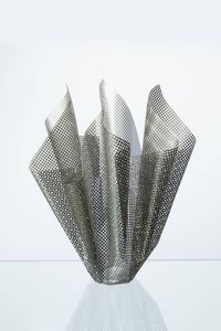 PRODUZIONE ITALIANA - Vaso fazzoletto in maglia metallica. Anni '60 h cm 60x51