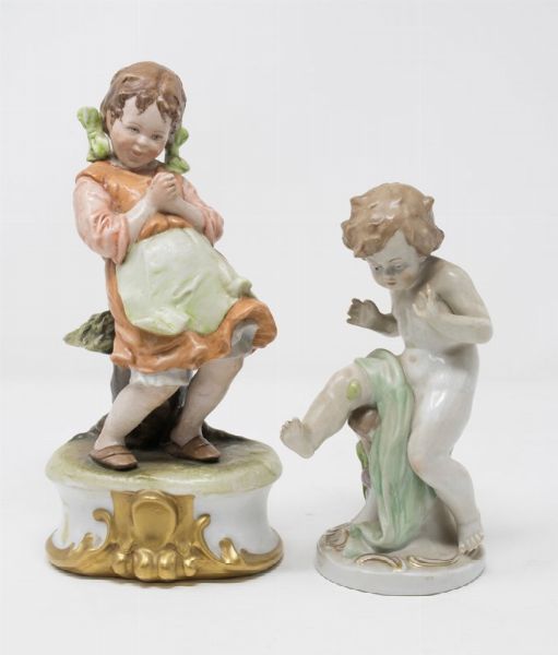 Due statuette in porcellana policroma  - Asta Dipinti, Icone e Arredi Antichi - Associazione Nazionale - Case d'Asta italiane