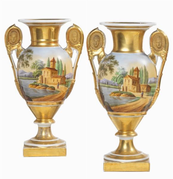 Due anfore biansate in porcellana policroma e oro  - Asta Dipinti, Icone e Arredi Antichi - Associazione Nazionale - Case d'Asta italiane
