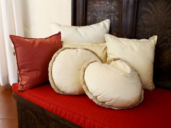 Miscellanea di sei cuscini  - Asta Arredi e Dipinti Antichi da una villa a Fiesole - Associazione Nazionale - Case d'Asta italiane