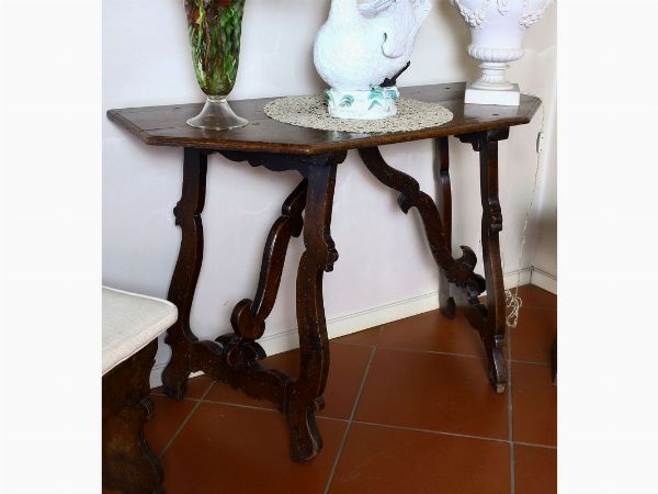 Mezzo tavolo in noce  - Asta Arredi e Dipinti Antichi da una villa a Fiesole - Associazione Nazionale - Case d'Asta italiane