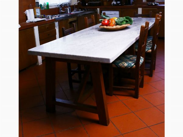 Grande tavolo da cucina in marmo bianco e legno tenero  - Asta Arredi e Dipinti Antichi da una villa a Fiesole - Associazione Nazionale - Case d'Asta italiane