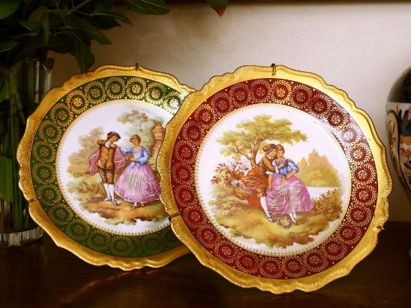 Due piatti in porcellana policroma, Limoges  - Asta Arredi e Dipinti Antichi da una villa a Fiesole - Associazione Nazionale - Case d'Asta italiane