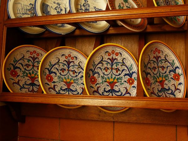 Serie di otto piatti in ceramica, Deruta  - Asta Arredi e Dipinti Antichi da una villa a Fiesole - Associazione Nazionale - Case d'Asta italiane