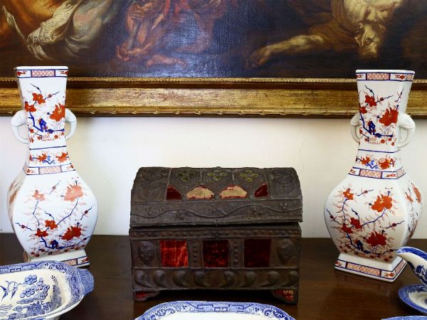 Coppia di vasi in porcellana policroma  - Asta Arredi e Dipinti Antichi da una villa a Fiesole - Associazione Nazionale - Case d'Asta italiane
