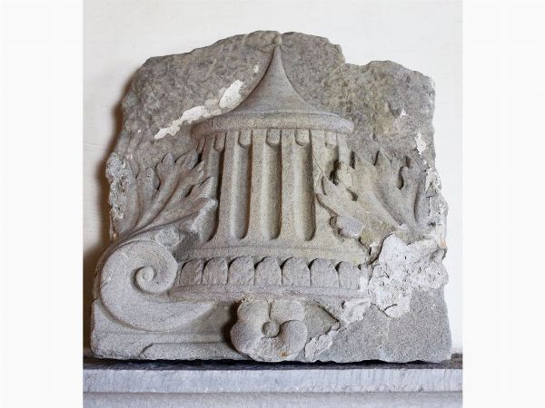 Frammento in pietra serena  - Asta Arredi e Dipinti Antichi da una villa a Fiesole - Associazione Nazionale - Case d'Asta italiane