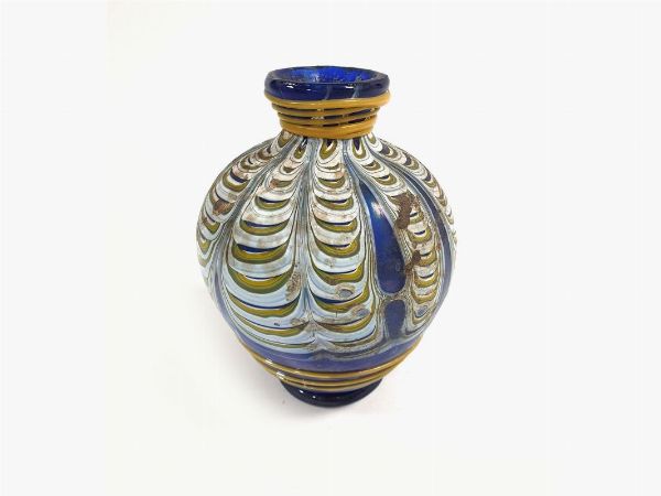 Un vaso in vetro blu  - Asta Arredi e Dipinti Antichi da una villa a Fiesole - Associazione Nazionale - Case d'Asta italiane