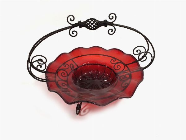Un centrotavola in vetro rosso ondulato  - Asta Arredi e Dipinti Antichi da una villa a Fiesole - Associazione Nazionale - Case d'Asta italiane