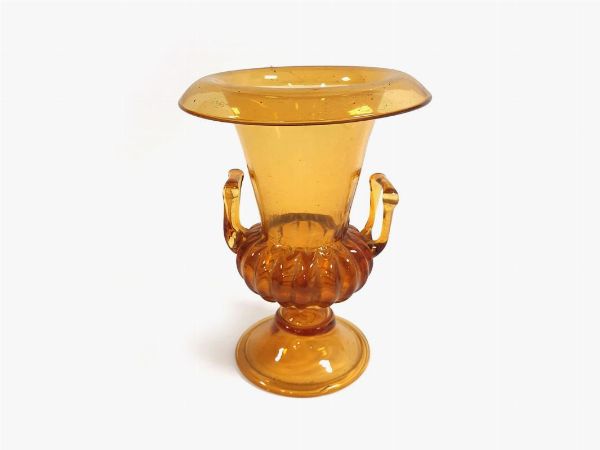 Un vaso in vetro color ambra  - Asta Arredi e Dipinti Antichi da una villa a Fiesole - Associazione Nazionale - Case d'Asta italiane