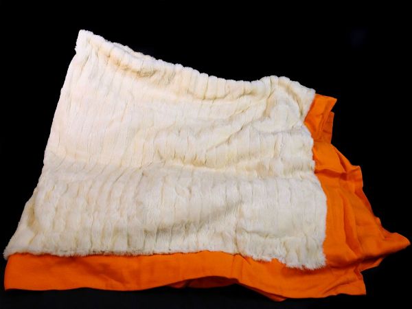 Coperta in lana arancione e pelliccia di lapin bianca  - Asta Arredi e Dipinti Antichi da una villa a Fiesole - Associazione Nazionale - Case d'Asta italiane