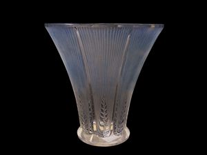Vaso in vetro pressato, Lalique  - Asta Arredi e Dipinti Antichi da una villa a Fiesole - Associazione Nazionale - Case d'Asta italiane