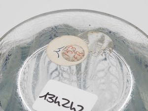 Vaso in vetro pressato, Lalique  - Asta Arredi e Dipinti Antichi da una villa a Fiesole - Associazione Nazionale - Case d'Asta italiane
