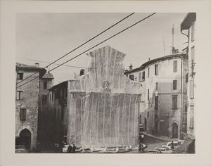 CHRISTO  (1935 - 2020) : Packed fountain and packed tower, Spoleto.  - Asta Asta 344 Arte moderna e contemporanea - Associazione Nazionale - Case d'Asta italiane
