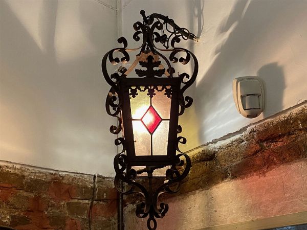 Lanterna in ferro battuto  - Asta La Collezione di Muccia Breda - Villa Don a Borbiago di Mira (Venezia) - Associazione Nazionale - Case d'Asta italiane