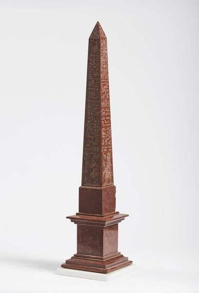 MANIFATTURA DEL XIX-XX SECOLO : Grande obelisco in marmo con geroglifici all'egizia.  - Asta ASTA 345 ARTE ANTICA  - Associazione Nazionale - Case d'Asta italiane