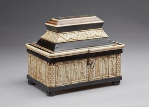 MANIFATTURA DELL'ITALIA SETTENTRIONALE, SECOLO XV - Cofanetto intagliato e intarsiato in legni vari e osso, decorato con figure a rilievo e coperchio a sarcofago, con chiave.