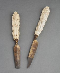 MANIFATTURA TEDESCA DEL XVII SECOLO - Coppia di posate con manico in avorio intagliato a figure e lama in ferro.