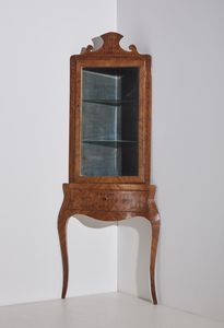 MANIFATTURA ROMANA DEL XVIII SECOLO - Mobile angolare a doppio corpo in legno intarsiato con vetrina nella parte superiore, cassetto e gambe arcuate.