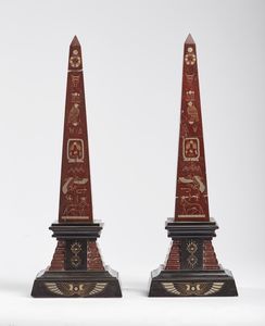 MANIFATTURA DEL XIX SECOLO - Coppia di obelischi in marmo rosso antico e marmo nero con decorazioni all'egizia.