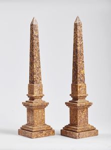 MANIFATTURA ROMANA DEL XX SECOLO - Coppia di obelischi in marmo broccatello di Spagna.