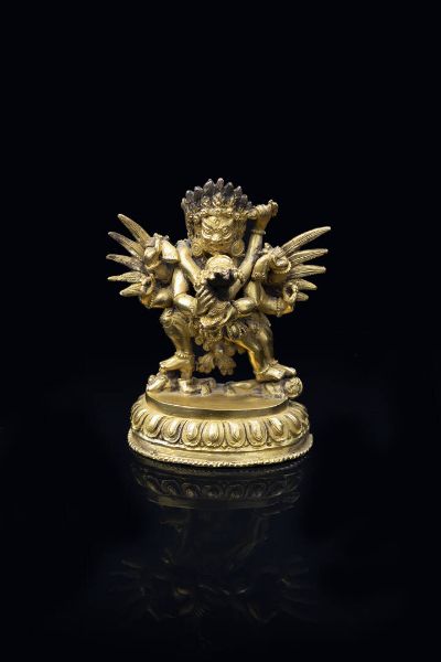 MAHAKALA : Mahakala con moglie in bronzo dorato su fiore di loto  Tibet  XVIII secolo. h cm 10  - Asta Asta 197 Arte orientale - Associazione Nazionale - Case d'Asta italiane