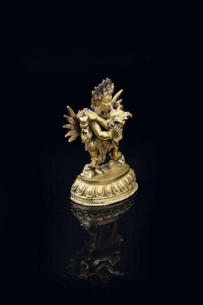 MAHAKALA : Mahakala con moglie in bronzo dorato su fiore di loto  Tibet  XVIII secolo. h cm 10  - Asta Asta 197 Arte orientale - Associazione Nazionale - Case d'Asta italiane