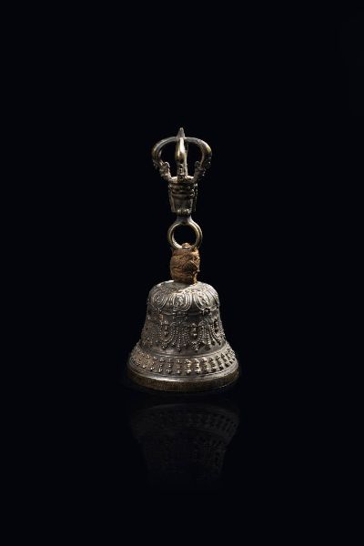 CAMPANA RITUALE : Campana rituale Ghanta in bronzo  Tibet  XIX secolo. h cm 19x8  - Asta Asta 197 Arte orientale - Associazione Nazionale - Case d'Asta italiane