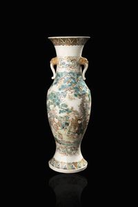 VASO IN PORCELLANA - Vaso in porcellana in Satsuma con decori di personaggi  Giappone  XIX secolo. h cm 46x14